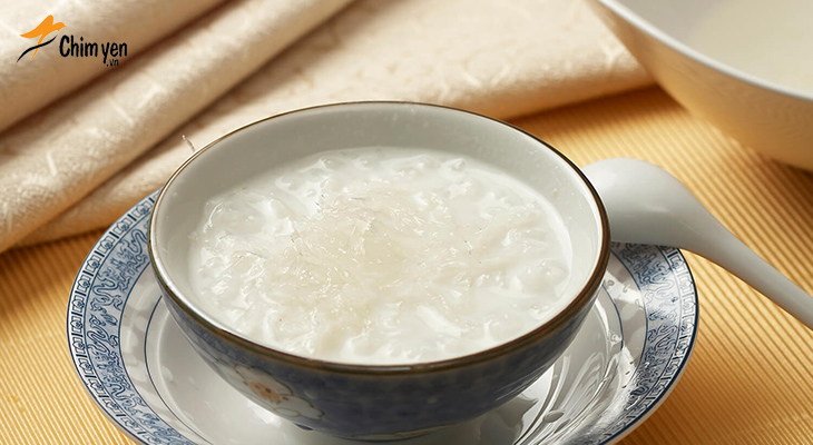 Yến chưng sữa tươi sẽ là món ăn rất phù hợp với những ai thích vị béo ngậy của sữa