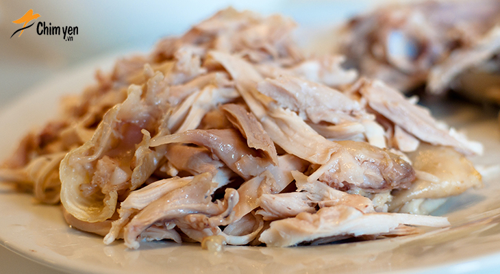 Thịt gà xé nhỏ hoặc cắt nhuyễn rồi cho ngược lại vào cháo